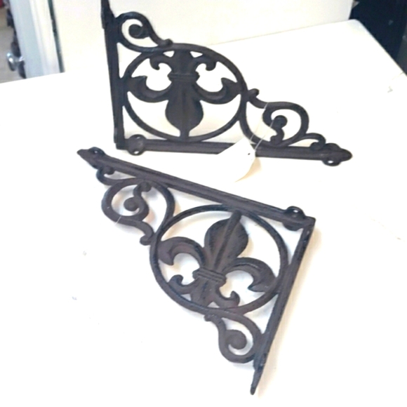 Set of two metal brackets, very decorative. Would make a cute shelf. - Picture 1 of 4
